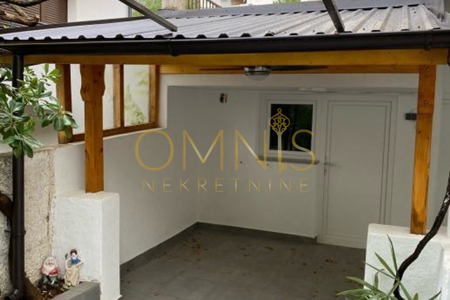 Etaža kuće, Crikvenica, 85 m², 4-sobni stan s dvorištem