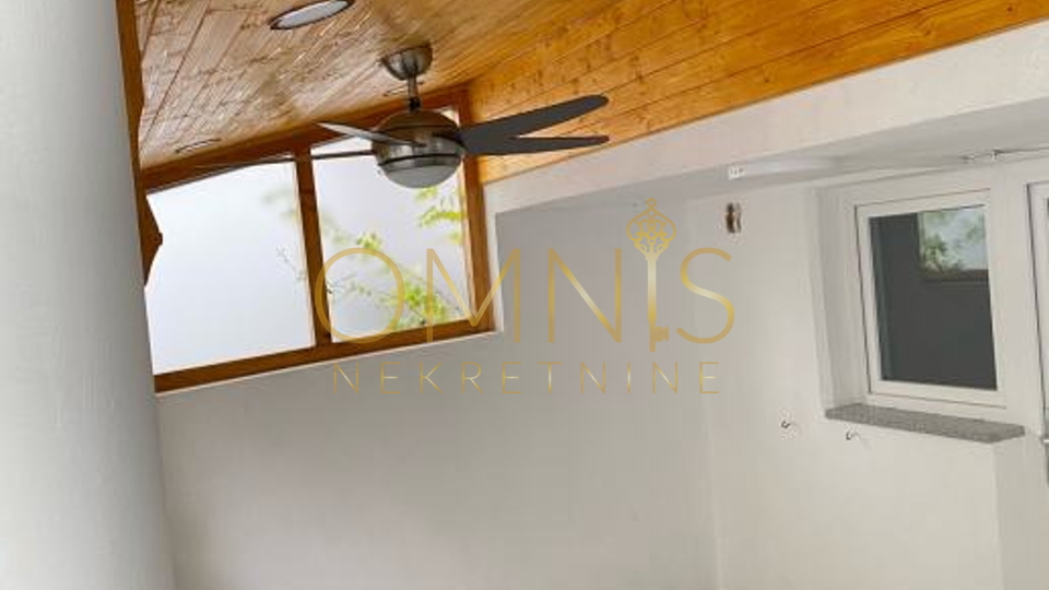 Floor of the house, Crikvenica, 85 m², 4-room apartment with a yard