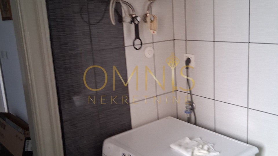 Rijeka, Školjić – trosobni stan 67 m², 1. kat, odlična lokacija