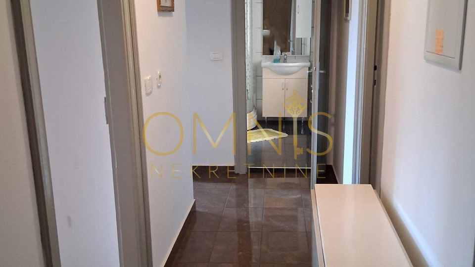 Rijeka, Školjić – trosobni stan 67 m², 1. kat, odlična lokacija