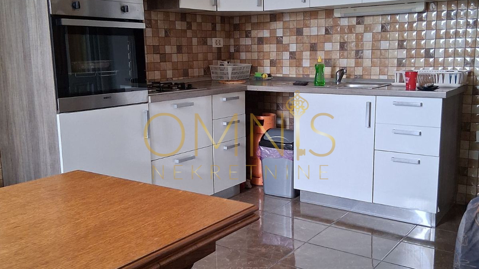 Rijeka, Školjić – trosobni stan 67 m², 1. kat, odlična lokacija