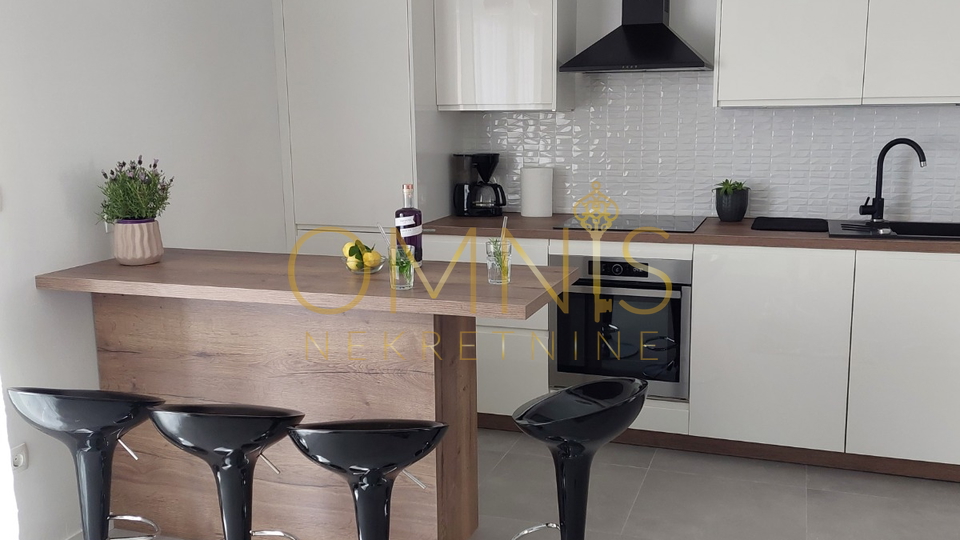 Matulji - moderan i potpuno opremljen dvosobni stan s dnevnim boravkom