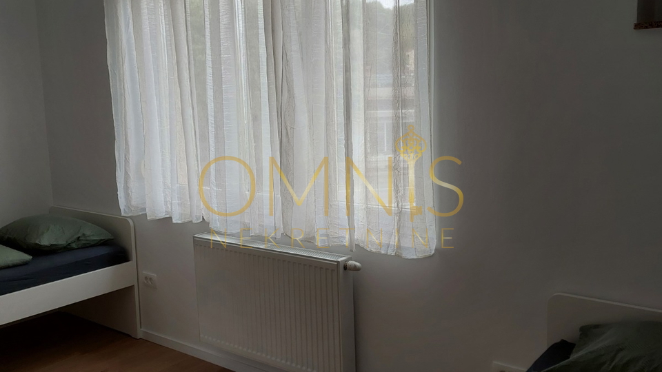 Matulji - moderan i potpuno opremljen dvosobni stan s dnevnim boravkom