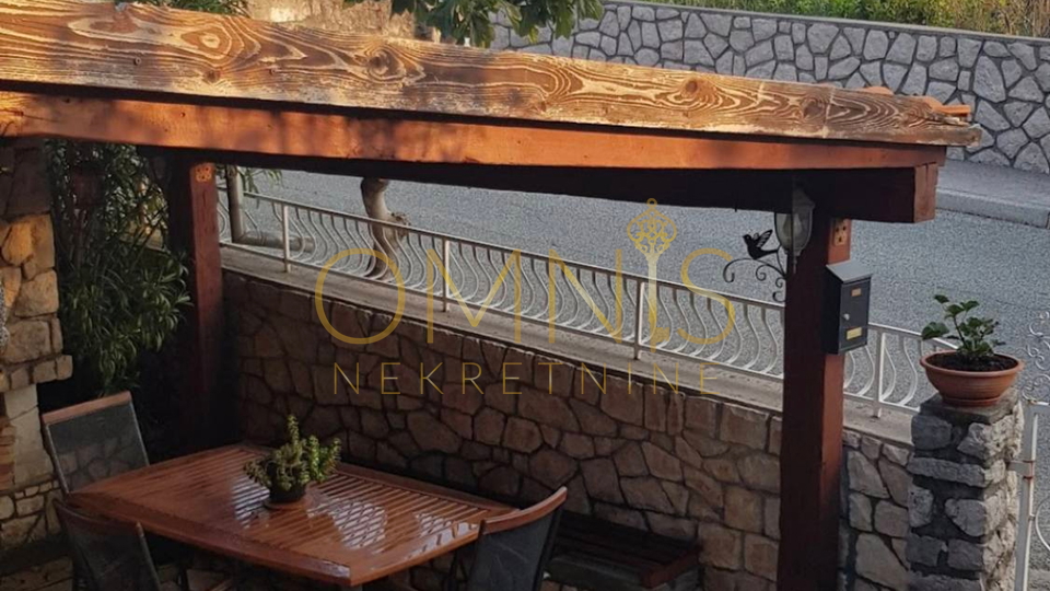 Na prodaju, Dvojna kuća u centru Hreljina – 130 m² stambenog prostora