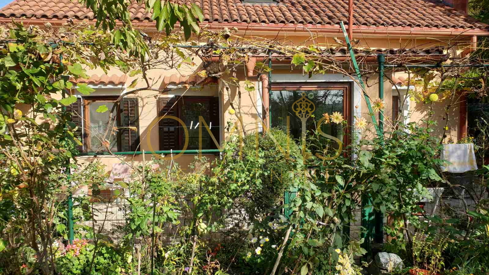 Kuća na prodaju – Podhum, 72 m² s okućnicom i terasom