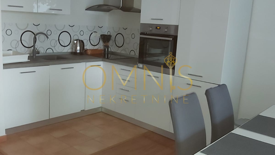 NOVI VINODOLSKI – KUĆA S 3 APARTMANA, 150 M OD MORA, PANORAMSKI POGLED