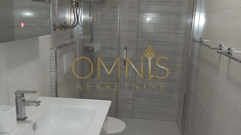 NOVI VINODOLSKI – KUĆA S 3 APARTMANA, 150 M OD MORA, PANORAMSKI POGLED