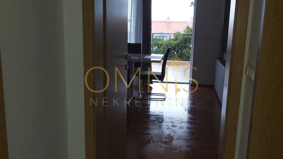 NOVI VINODOLSKI – KUĆA S 3 APARTMANA, 150 M OD MORA, PANORAMSKI POGLED