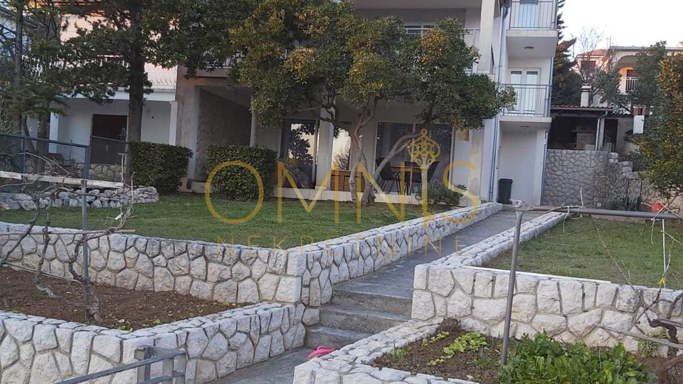 NOVI VINODOLSKI – KUĆA S 3 APARTMANA, 150 M OD MORA, PANORAMSKI POGLED