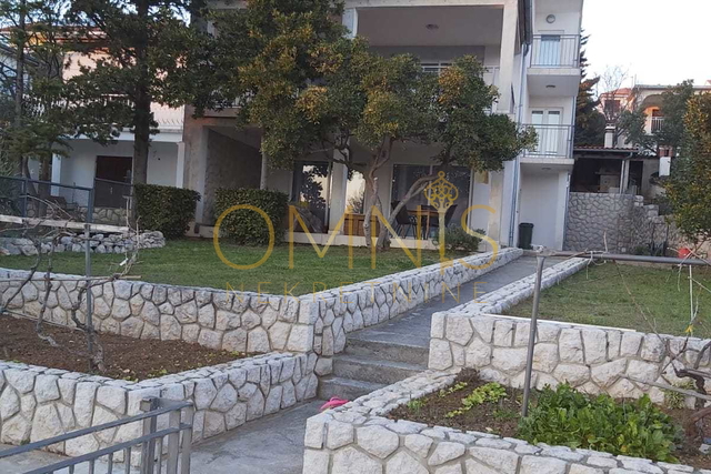 NOVI VINODOLSKI – KUĆA S 3 APARTMANA, 150 M OD MORA, PANORAMSKI POGLED