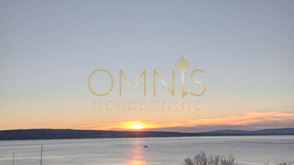 NOVI VINODOLSKI – KUĆA S 3 APARTMANA, 150 M OD MORA, PANORAMSKI POGLED