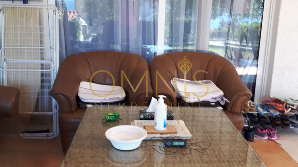 NOVI VINODOLSKI – KUĆA S 3 APARTMANA, 150 M OD MORA, PANORAMSKI POGLED