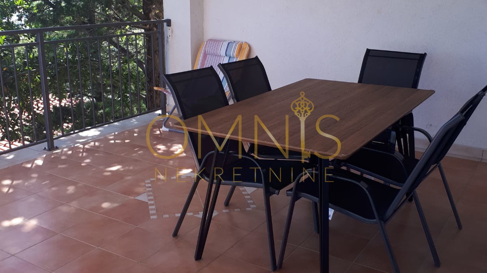 NOVI VINODOLSKI – KUĆA S 3 APARTMANA, 150 M OD MORA, PANORAMSKI POGLED