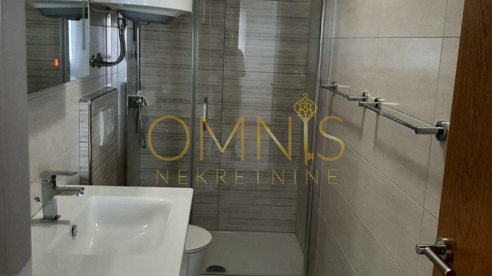 NOVI VINODOLSKI – KUĆA S 3 APARTMANA, 150 M OD MORA, PANORAMSKI POGLED