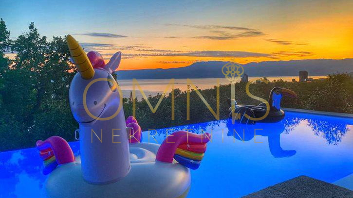 Villa iz snova u Kostreni s infinity bazenom u borovoj šumi (prodaja)