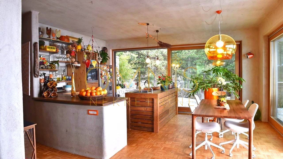 Villa iz snova u Kostreni s infinity bazenom u borovoj šumi (prodaja)