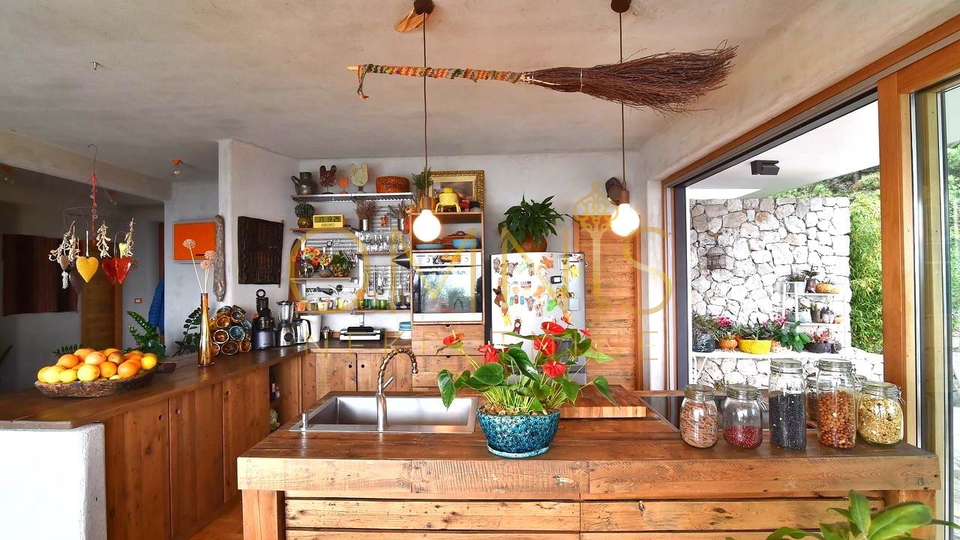 Villa iz snova u Kostreni s infinity bazenom u borovoj šumi (prodaja)