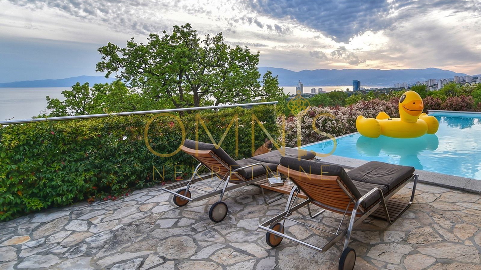 Villa iz snova u Kostreni s infinity bazenom u borovoj šumi (prodaja)