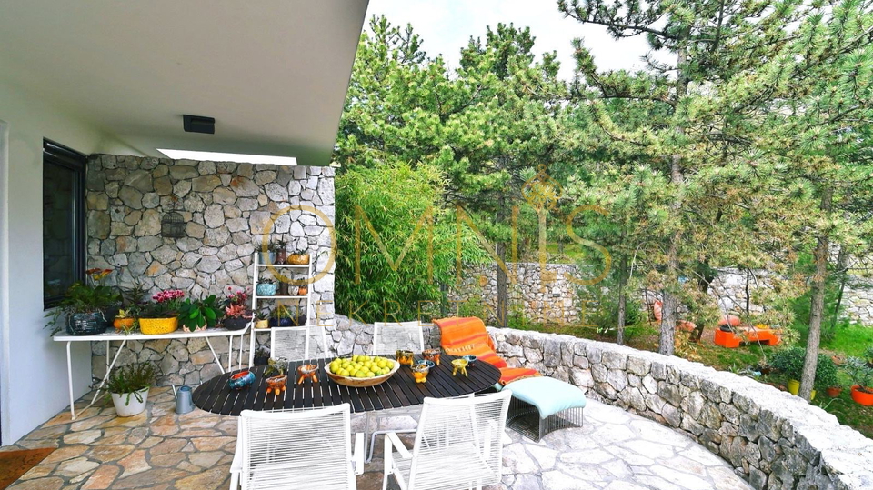 Villa iz snova u Kostreni s infinity bazenom u borovoj šumi (prodaja)