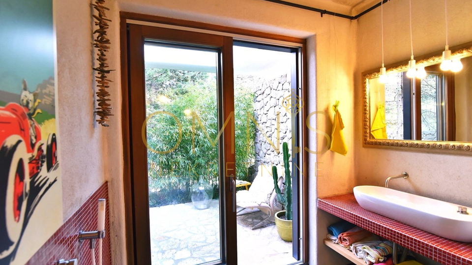 Villa iz snova u Kostreni s infinity bazenom u borovoj šumi (prodaja)