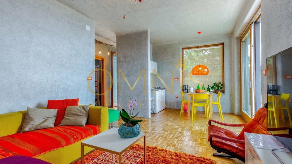 Villa iz snova u Kostreni s infinity bazenom u borovoj šumi (prodaja)
