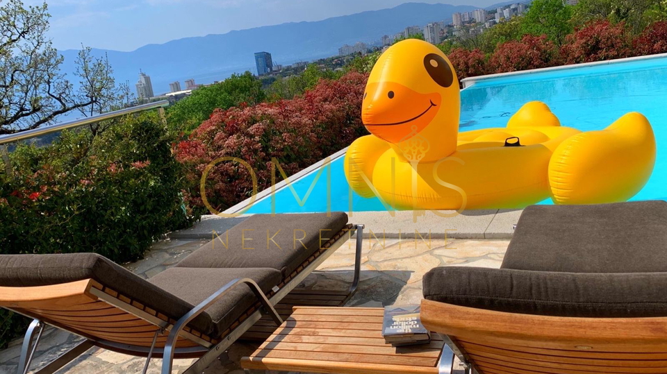 Villa iz snova u Kostreni s infinity bazenom u borovoj šumi (prodaja)