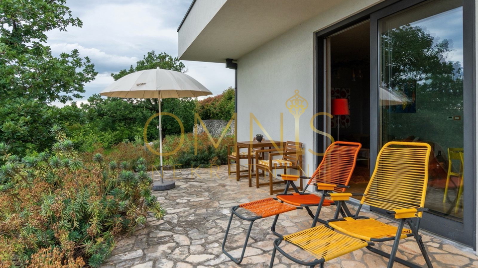 Villa iz snova u Kostreni s infinity bazenom u borovoj šumi (prodaja)