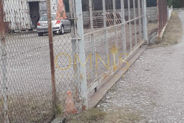 IZNAJMLJUJE SE TEREN U DRAŽICAMA – ODLIČNA PRILIKA ZA PARKING, SKLADIŠTENJE ILI LOGISTIČKE POTREBE