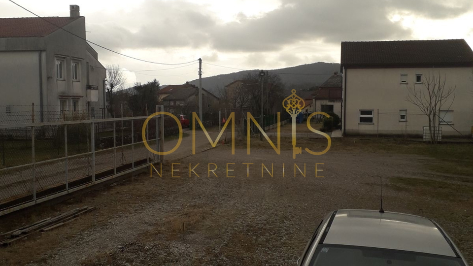 IZNAJMLJUJE SE TEREN U DRAŽICAMA – ODLIČNA PRILIKA ZA PARKING, SKLADIŠTENJE ILI LOGISTIČKE POTREBE