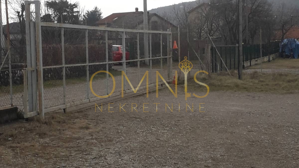 IZNAJMLJUJE SE TEREN U DRAŽICAMA – ODLIČNA PRILIKA ZA PARKING, SKLADIŠTENJE ILI LOGISTIČKE POTREBE