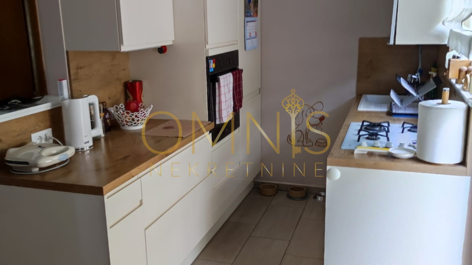 KOSTRENA – SPACIOUS TWO-LEVEL APARTMENT WITH YARD AND PARKING