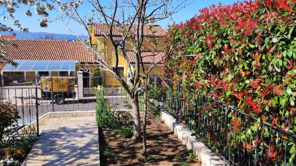 KOSTRENA – SPACIOUS TWO-LEVEL APARTMENT WITH YARD AND PARKING