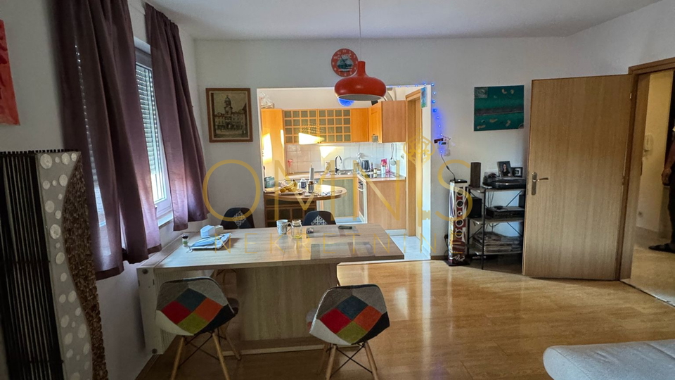 Prostran stan od 125 m² + zatvorena terasa 15 m², 1. kat, 3 sobe + dnevni boravak