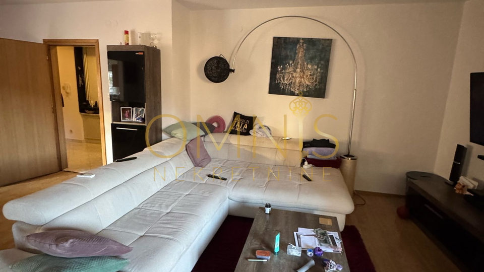 Prostran stan od 125 m² + zatvorena terasa 15 m², 1. kat, 3 sobe + dnevni boravak