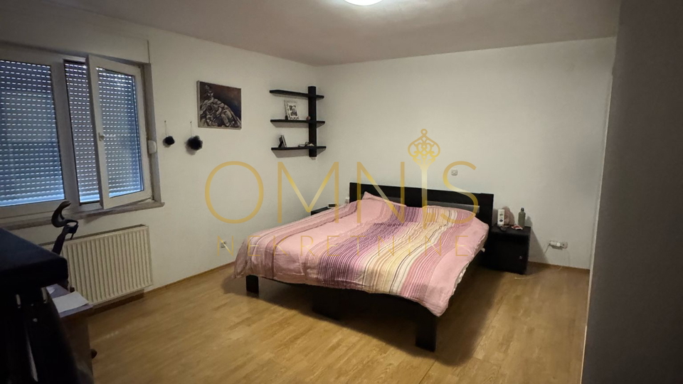 Prostran stan od 125 m² + zatvorena terasa 15 m², 1. kat, 3 sobe + dnevni boravak
