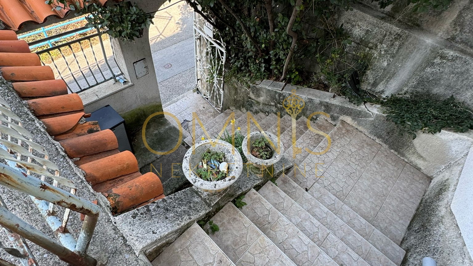 PRODAJA DVA STANA U KUĆI – KOSTRENA
