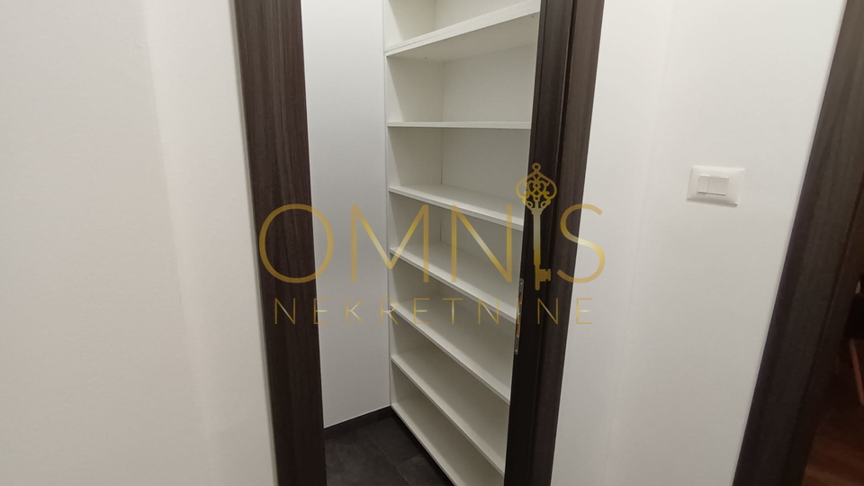 RIJEKA – CENTAR, Adaptiran stan 4S+DB s velikim balkonom, 98 m²