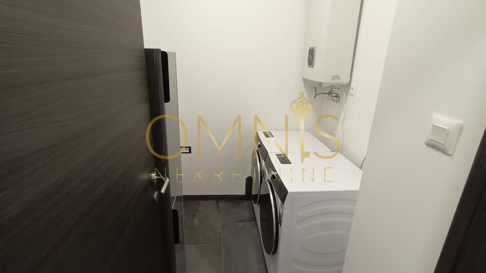 RIJEKA – CENTAR, Adaptiran stan 4S+DB s velikim balkonom, 98 m²