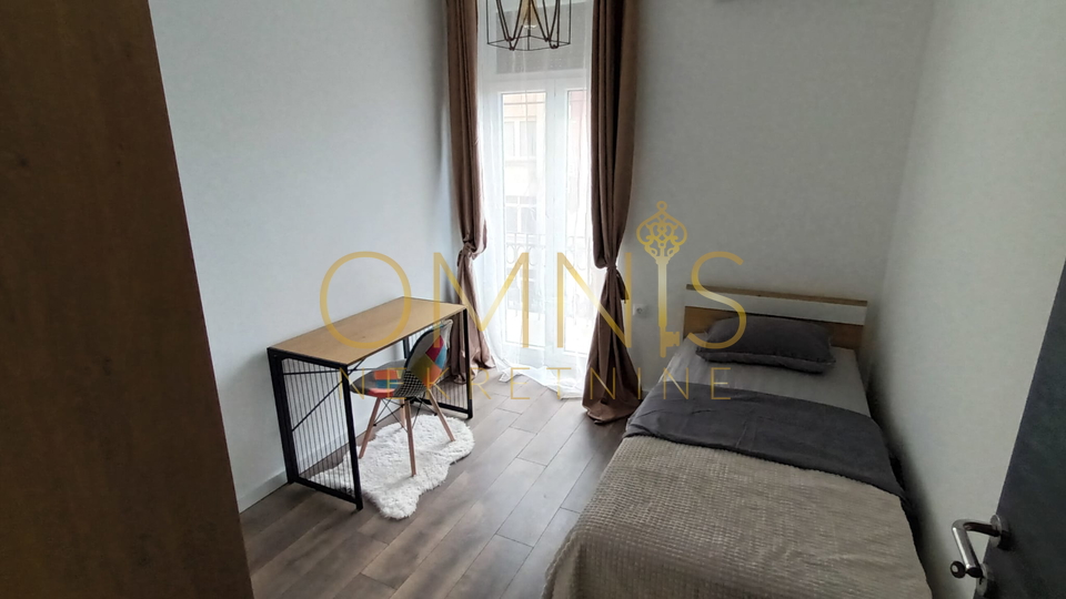 RIJEKA – CENTAR, Adaptiran stan 4S+DB s velikim balkonom, 98 m²
