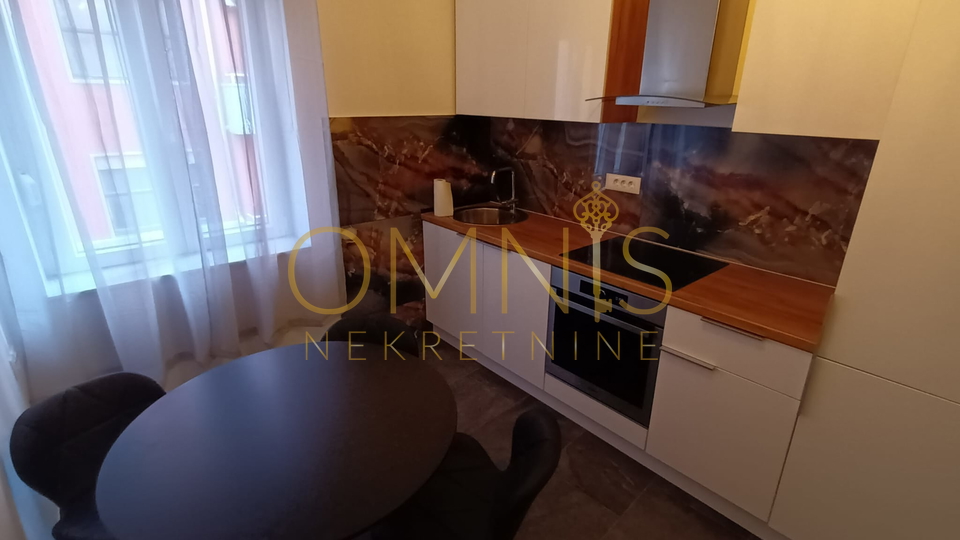RIJEKA – CENTAR, Adaptiran stan 4S+DB s velikim balkonom, 98 m²