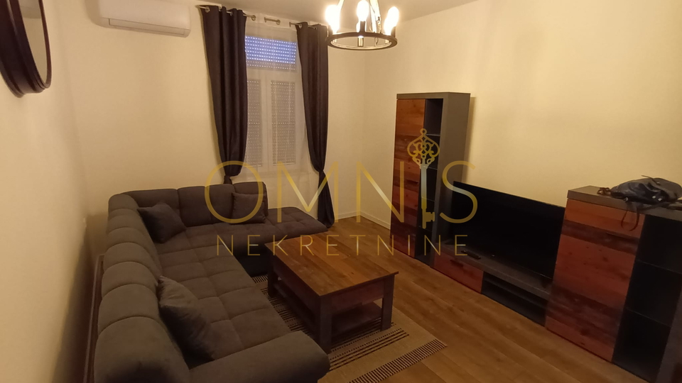RIJEKA – CENTAR, Adaptiran stan 4S+DB s velikim balkonom, 98 m²