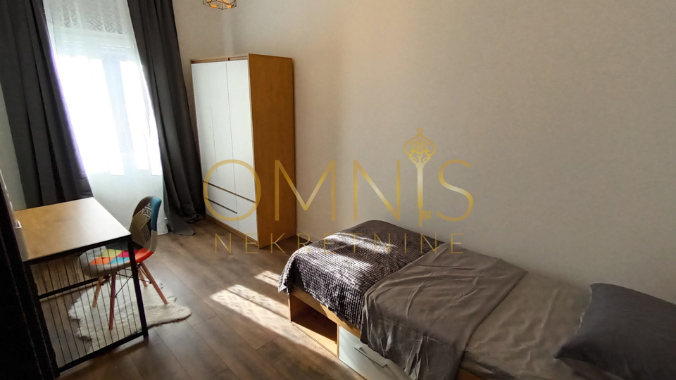 RIJEKA – CENTAR, Adaptiran stan 4S+DB s velikim balkonom, 98 m²