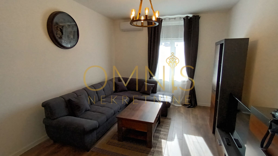 RIJEKA – CENTAR, Adaptiran stan 4S+DB s velikim balkonom, 98 m²