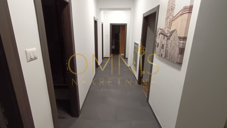 RIJEKA – CENTAR, Adaptiran stan 4S+DB s velikim balkonom, 98 m²