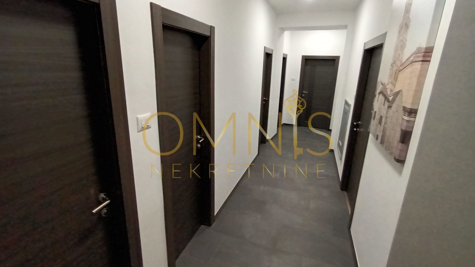 RIJEKA – CENTAR, Adaptiran stan 4S+DB s velikim balkonom, 98 m²