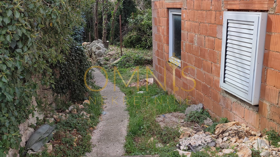 Prodaje se roh-bau kuća u Jadranovu, 98 m², s okućnicom – blizu mora