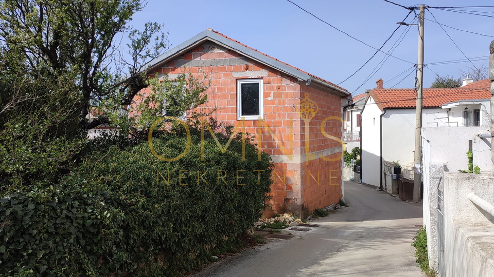 Prodaje se roh-bau kuća u Jadranovu, 98 m², s okućnicom – blizu mora