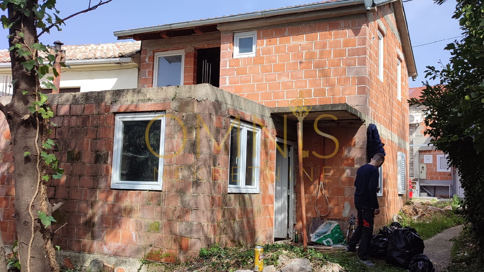 Prodaje se roh-bau kuća u Jadranovu, 98 m², s okućnicom – blizu mora