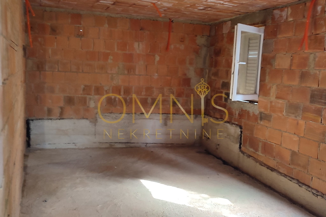 Prodaje se roh-bau kuća u Jadranovu, 98 m², s okućnicom – blizu mora