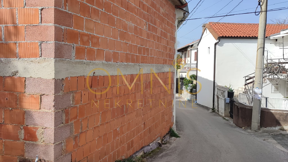 Prodaje se roh-bau kuća u Jadranovu, 98 m², s okućnicom – blizu mora